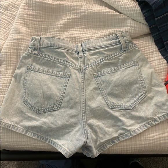 Arizona jean shorts pleat in the front size 5 fits like a 24 - Picture 2 of 2